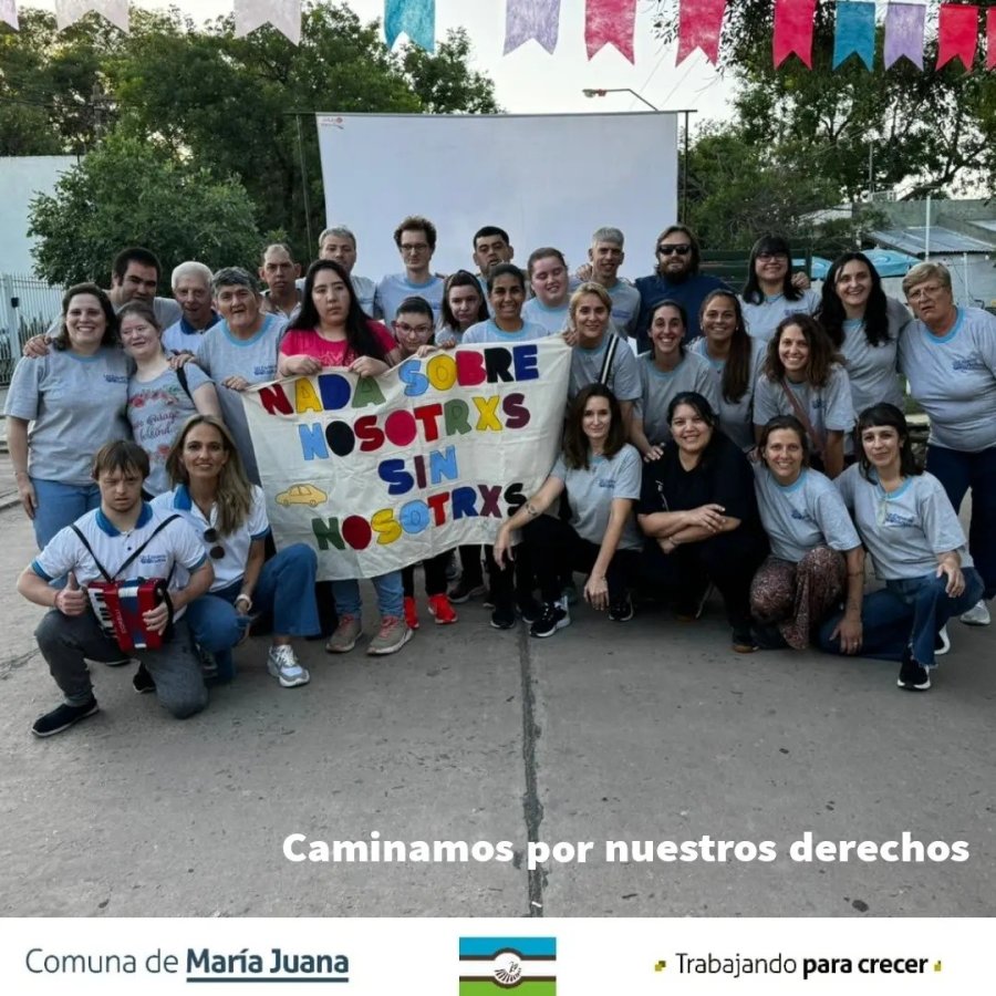 El grupo que particip&oacute; de la caminata.