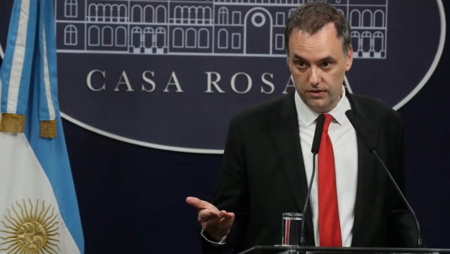 El vocero, Manuel Adorni, en conferencia de prensa en Casa Rosada.