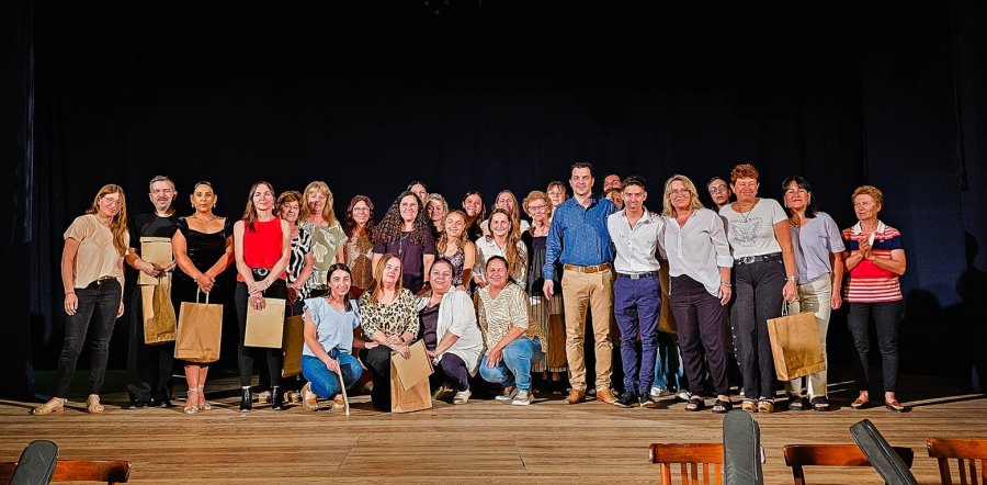 Ceremonia.&nbsp; Cuerpo directivo, docentes y colaboradores con autoridades comunales.