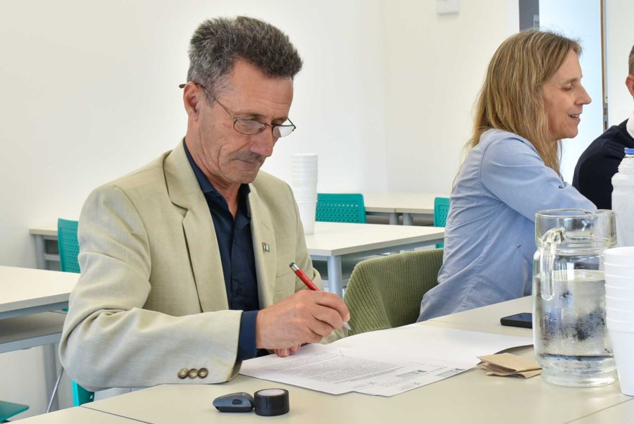ADRI&Aacute;N SOLA. El presidente comunal firmando el acuerdo.