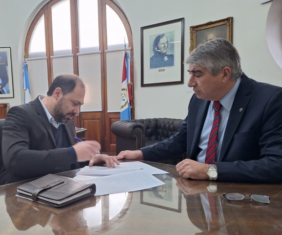 PLAN INCLUIR. José Barbero y Sebastián Bastía en el momento de cerrar el acuerdo.