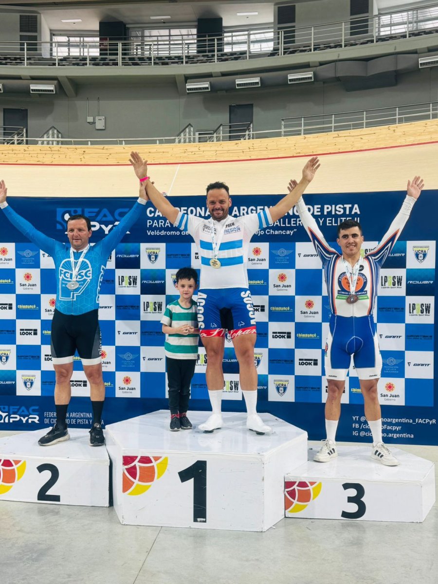 POR TRIPLICADO. El ciclista local estuvo en lo m&aacute;s alto del podio.