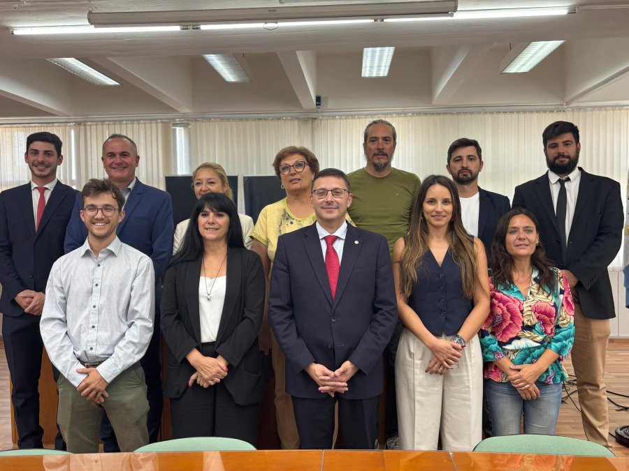 FOTO DE FAMILIA ¿DESUNIDA? Los concejales al término de la sesión en la que se eligieron las autoridades hasta diciembre de 2025.