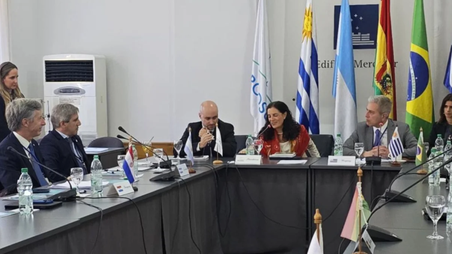 EN MONTEVIDEO. Caputo con sus pares de pa&iacute;ses del Mercosur.