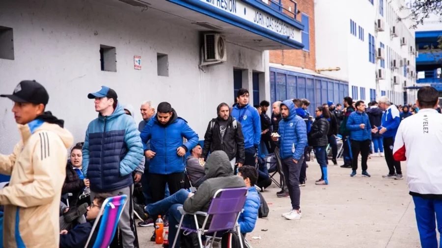 Los hinchas velezanos realizan largas filas en busca de su entrada para el partido del mi&eacute;rcoles en Santa Fe.