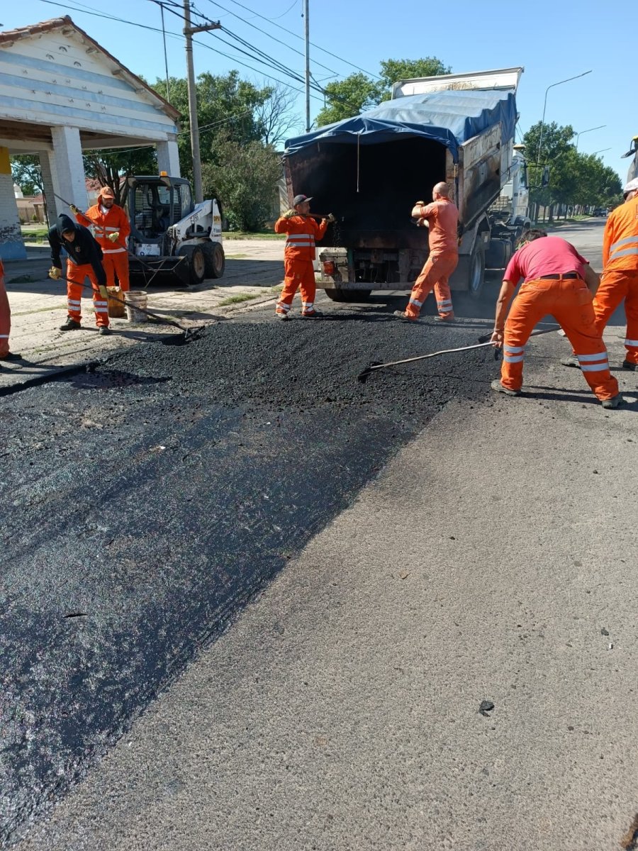 Operarios de Vialidad Provincial ejecutando la obra en torno al paseo p&uacute;blico.