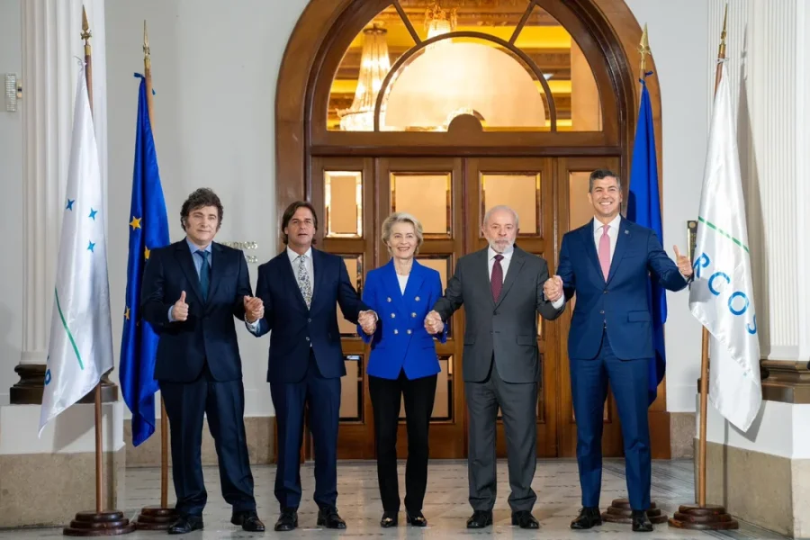 Milei, Lacalle Pou, Von der Leyen, Lula y Pe&ntilde;a en Montevideo al celebrar el acuerdo entre el Mercosur y la UE.