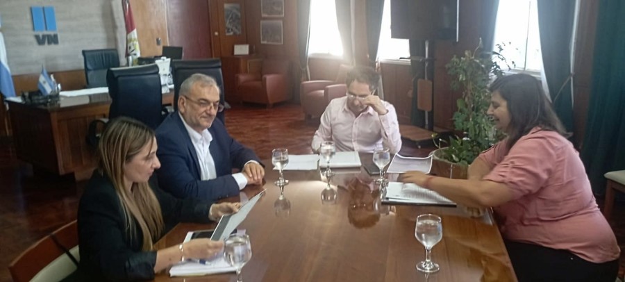 Alcides Calvo, Gast&oacute;n Bruno y Jorgelina Sicardi durante el encuentro.
