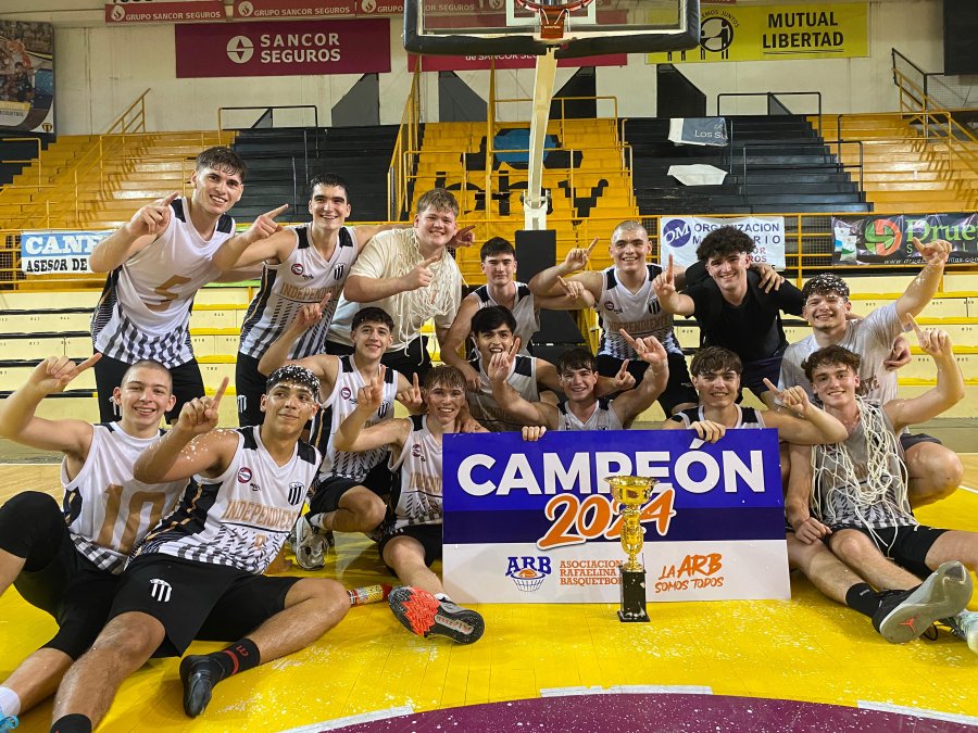NEGRO CAMPEON. Los chicos del CAI festejando el t&iacute;tulo.