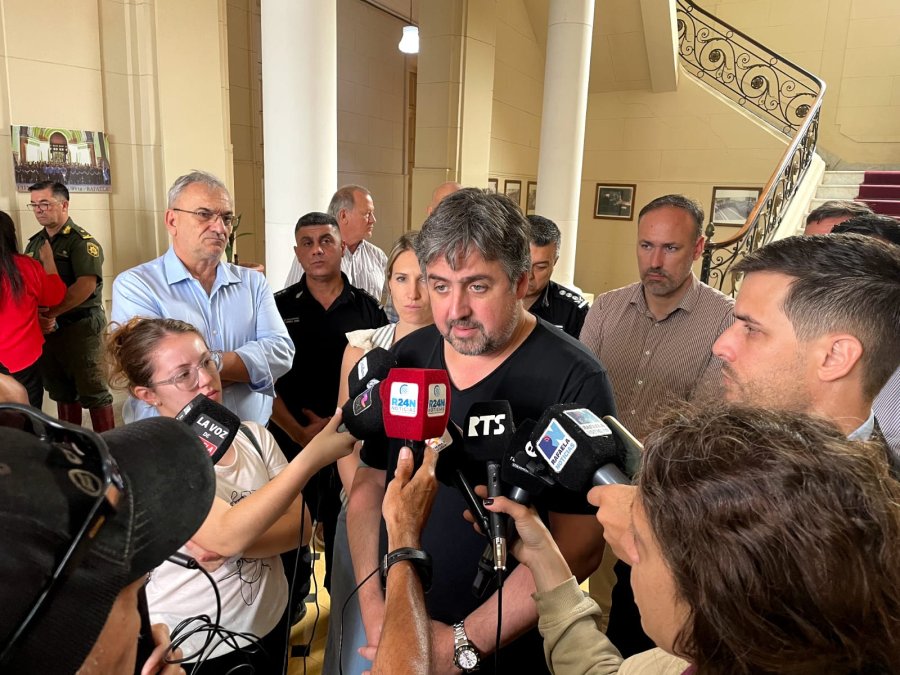 El ministro Cococcioni dialog&oacute; por extenso con todos los medios de comunicaci&oacute;n presentes en el evento.