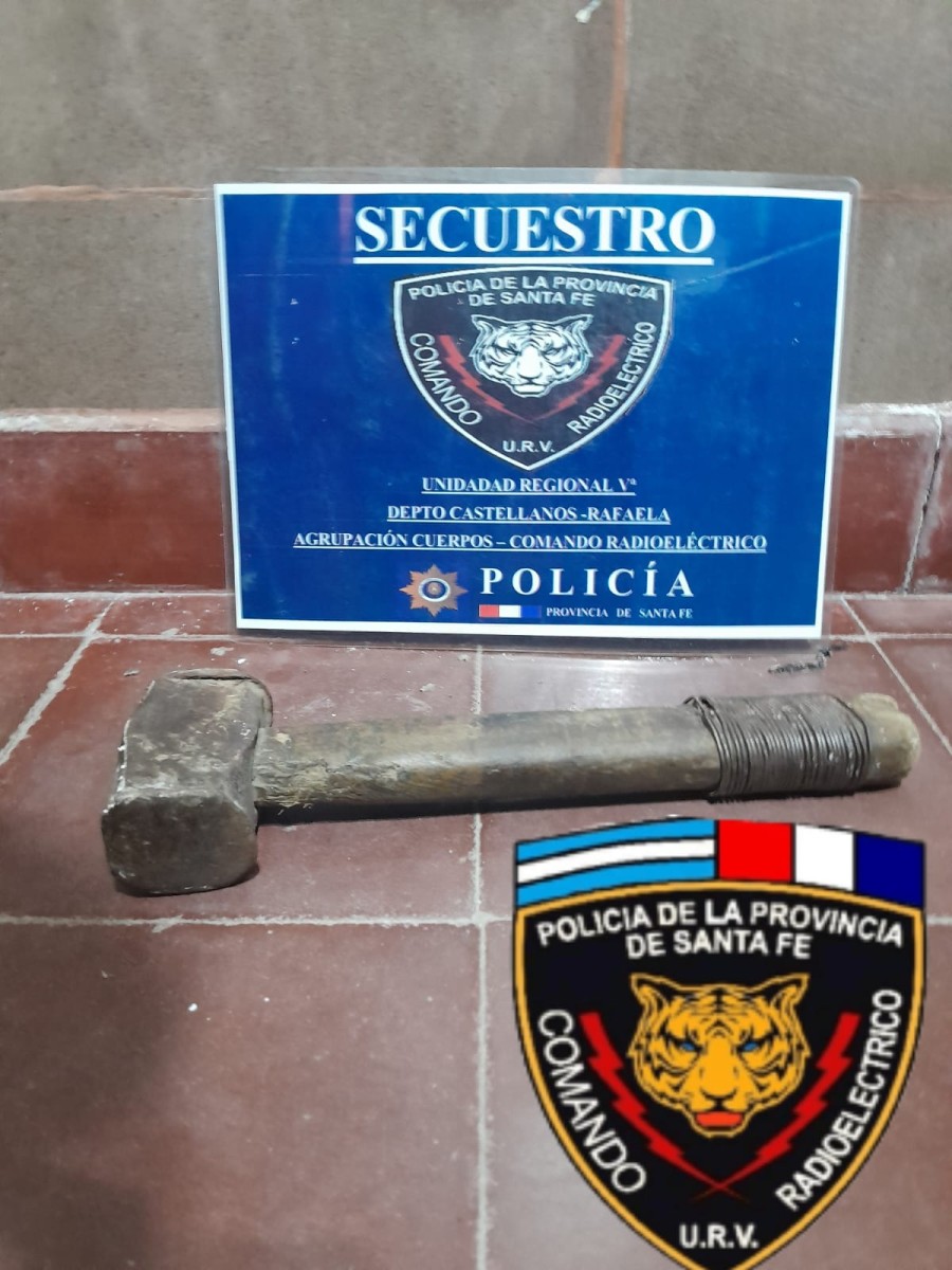 El martillo de gran porte secuestrado, con el cual un hombre destroz&oacute; la puerta del hogar de su pareja.