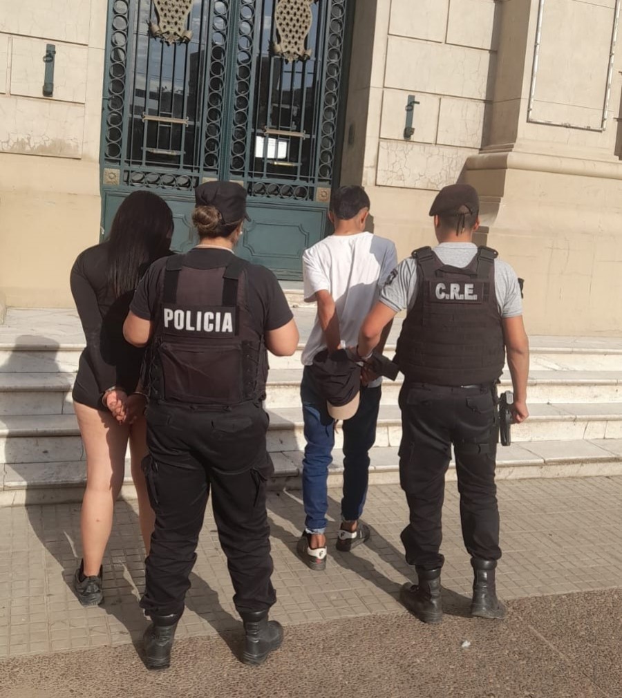 La joven fue notificada por "encubrimiento" y el var&oacute;n trasladado a la Alcaid&iacute;a por "robo".