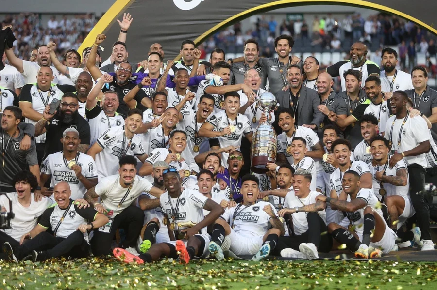 IRA POR OTRA MAS. Botafogo, campe&oacute;n de la Libertadores y el Brasileirao.