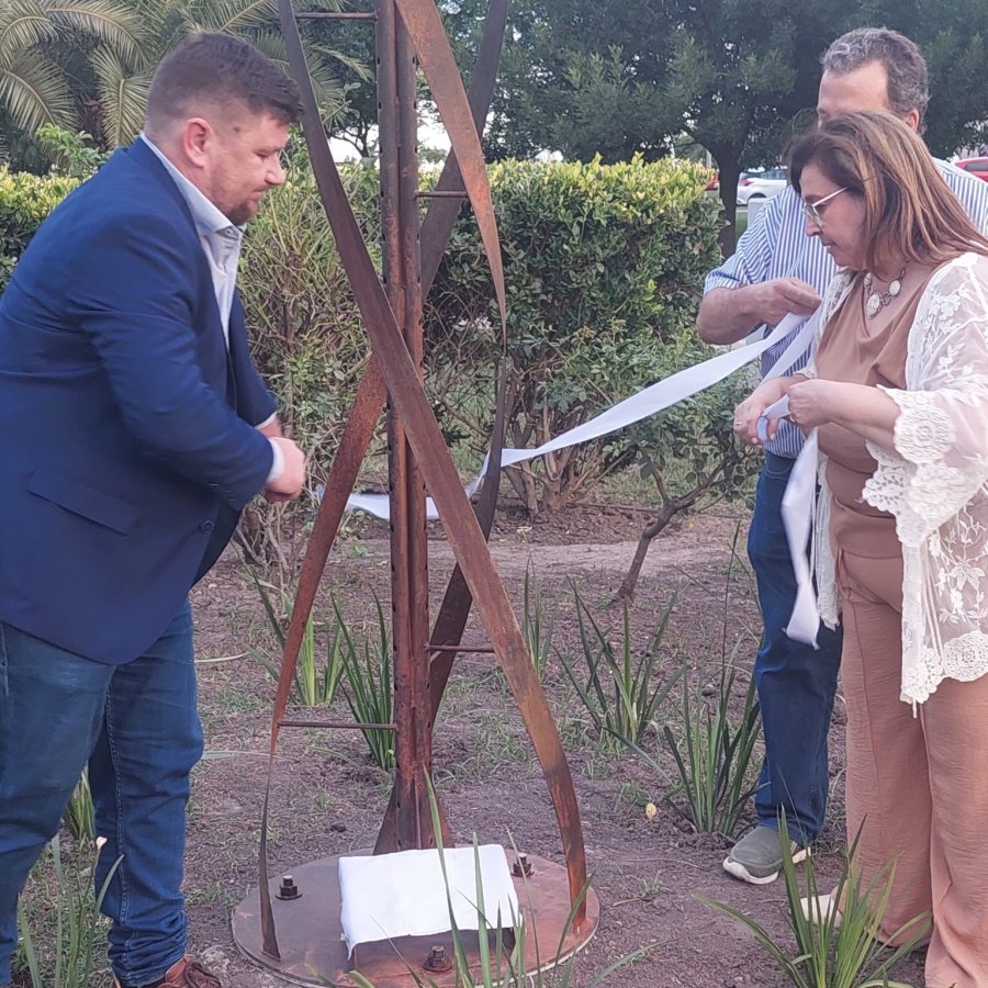 Pablo Pinotti, Eduardo Postacchini y Lissy Avenali en el descubrimiento de la alegor&iacute;a.