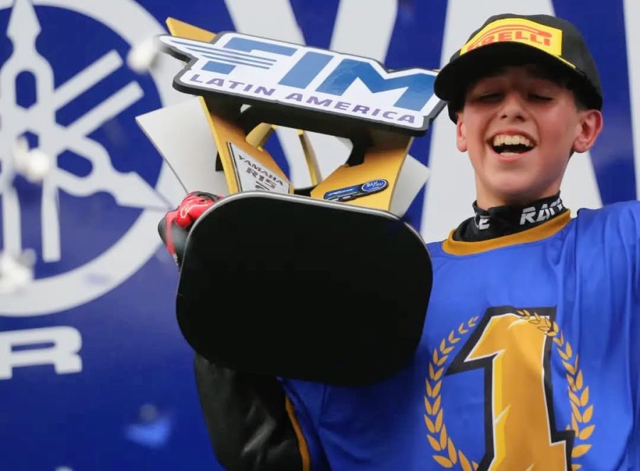 Benjam&iacute;n Peralta con el trofeo y la remera con el n&uacute;mero 1 en el aut&oacute;dromo paulista de Interlagos..