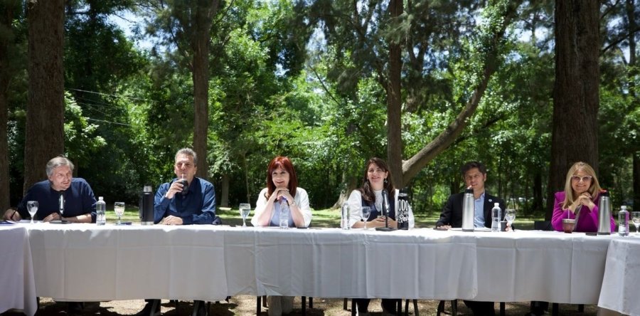 M&aacute;ximo Kirchner, Sergio Massa, Cristina Kirchner, Mariel Fern&aacute;ndez, Axel Kicillof y Ver&oacute;nica Magario, en la reuni&oacute;n del PJ bonaerense en Moreno.