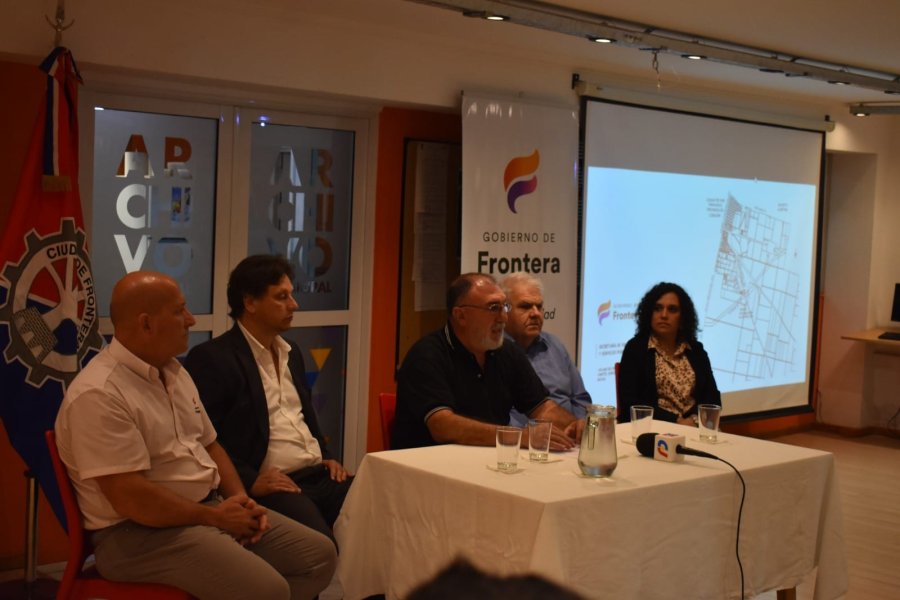 oscar Mart&iacute;nez, rodeado por miembros del Gabinete durante su anuncio.