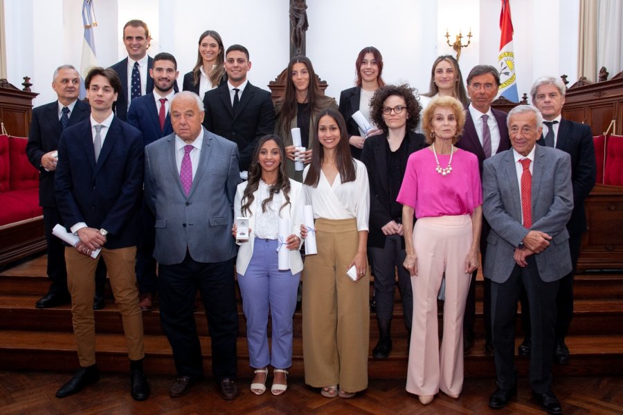 Los integrantes de la Corte Suprema de Justicia de Santa Fe junto a los graduados de las carreras de Abogac&iacute;a con mejor promedio en la Provincia.