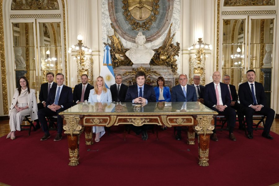 El presidente Milei durante su mensaje por cadena nacional, junto a su gabinete.