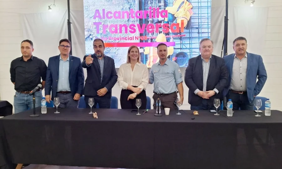 El grupo que particip&oacute; del reciente acto licitatorio.