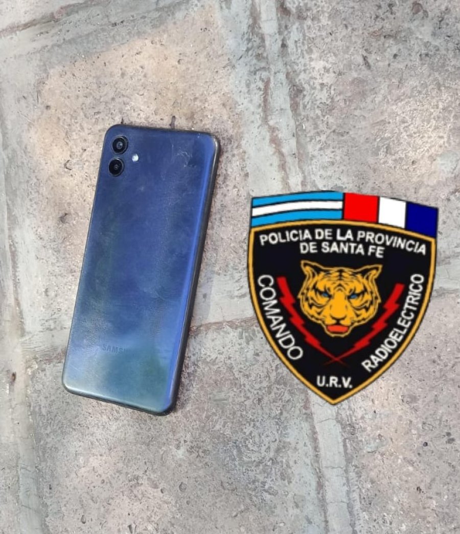 El tel&eacute;fono celular de origen desconocido, presuntamente extraviado por el invasor en su huida.