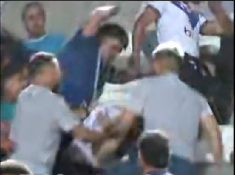 INCIDENTES TRAS LA CA&Iacute;DA DE V&Eacute;LEZ ENTRE JUGADORES E HINCHAS DEL FORT&Iacute;N