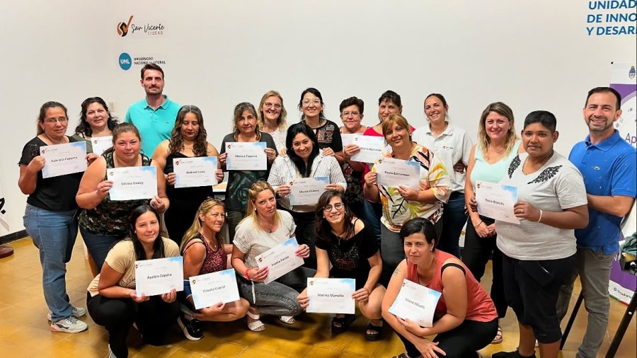 El grupo que concret&oacute; exitosamente el curso.