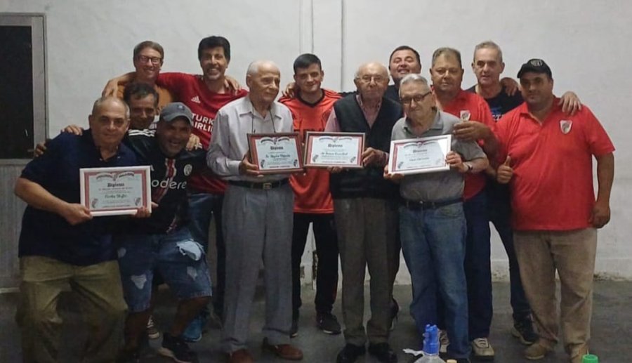Los distinguidos junto a dirigentes de la agrupaci&oacute;n.