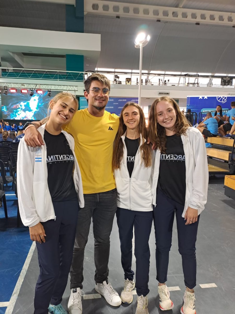 SATISFACCION. Ariel Magallanes junto a Magal&iacute; Allassia, Sof&iacute;a Fregona y Leonela L&oacute;pez.