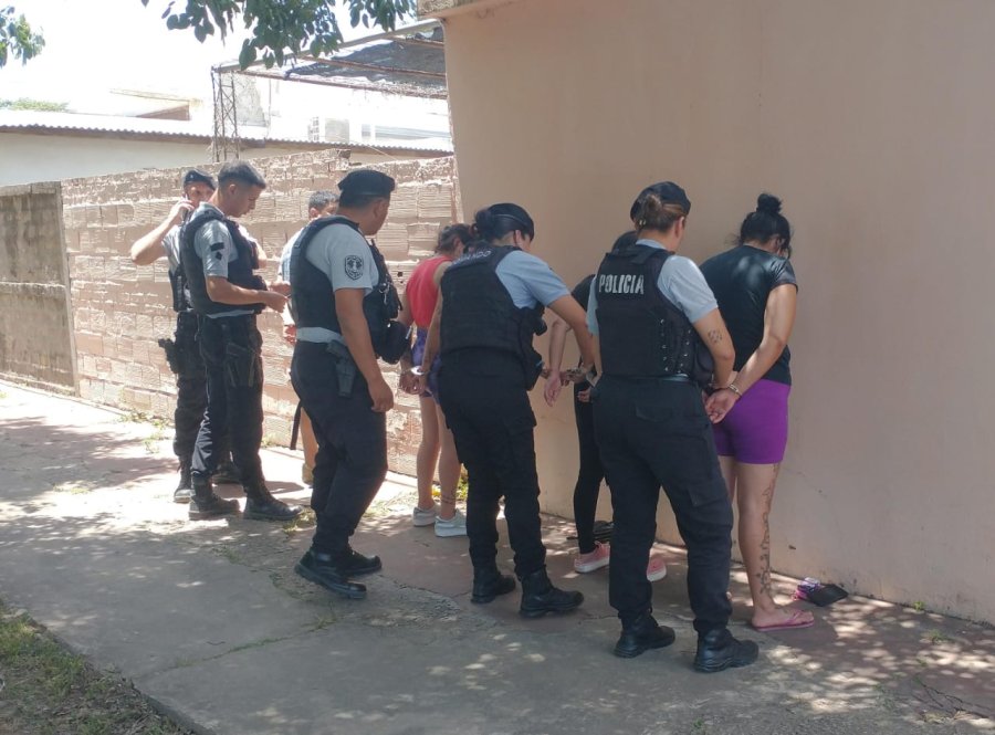 ATRAPADOS. Son 3 mujeres y un hombre. Ten&iacute;an la indumentaria robada dentro de su auto.