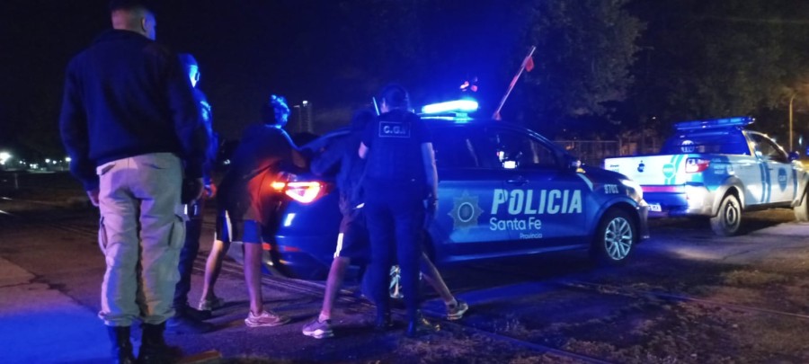 Los sospechosos hab&iacute;an dejado una campera con herramientas varias en su interior.