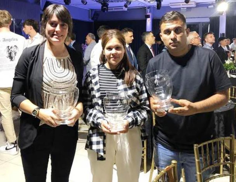 PREMIACION. Romina Bolatti, Candela Molina y Joaqu&iacute;n Acosta.
