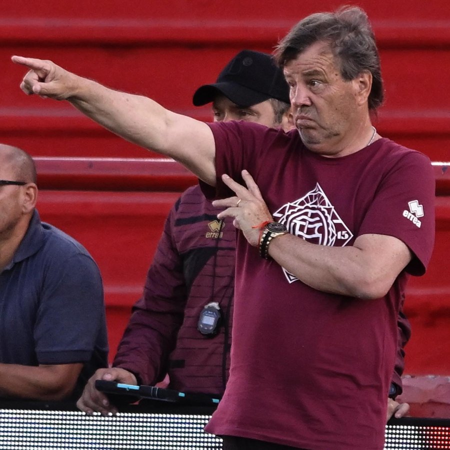 APLAUDIDO. El Ruso fue reconocido por la gente de Lan&uacute;s.