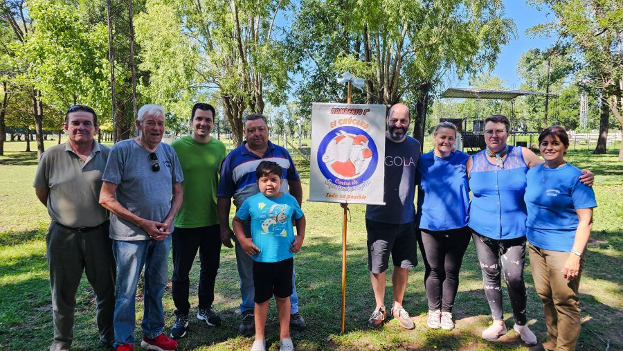 Con el presidente comunal el grupo que particip&oacute; de la actividad en el Centro de Equinoterapia.