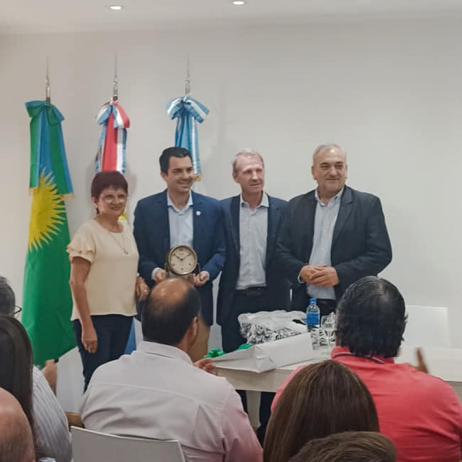 Susana Gim&eacute;nez, Mauro Gilabert, Gonzalo Toselli y Alcides Calvo, durante la entrega de un presente para la Asociaci&oacute;n.