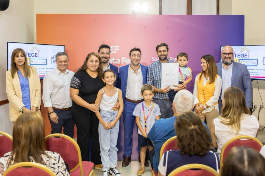 El Gobierno de la Provincia de Santa Fe entreg&oacute; 700 escrituras de viviendas en el marco del programa Protege tu Casa.
