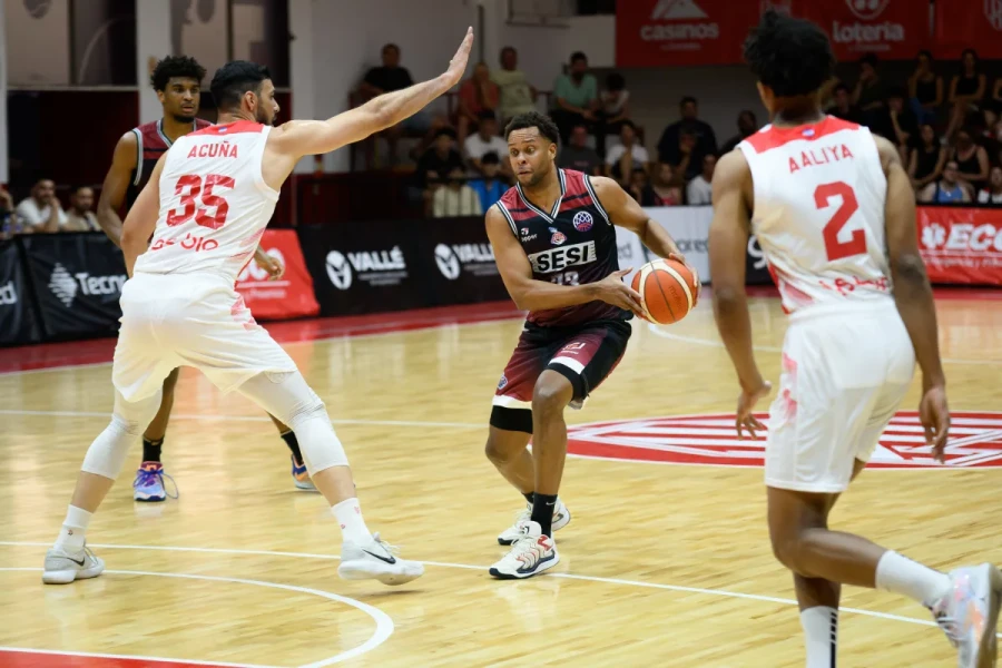 EN DEFENSA. El rafaelino (n&ordm; 35) jug&oacute; poco.