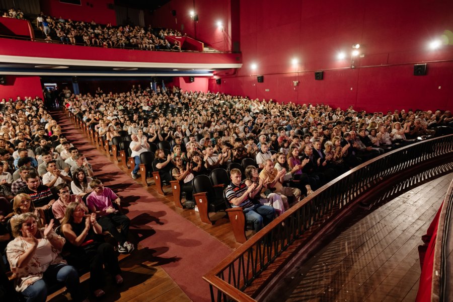 Una sala absolutamente colmada fue el marco ideal para una celebraci&oacute;n inolvidable.