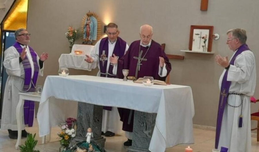 un instante de la emotiva celebraci&oacute;n de la Eucarist&iacute;a.