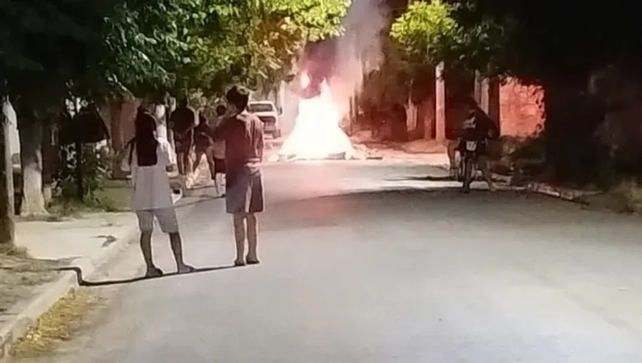Como consecuencia de la decisi&oacute;n del magistrado,&nbsp;los vecinos arrojaron piedrazos e intentaron prender fuego la casa del acusado.