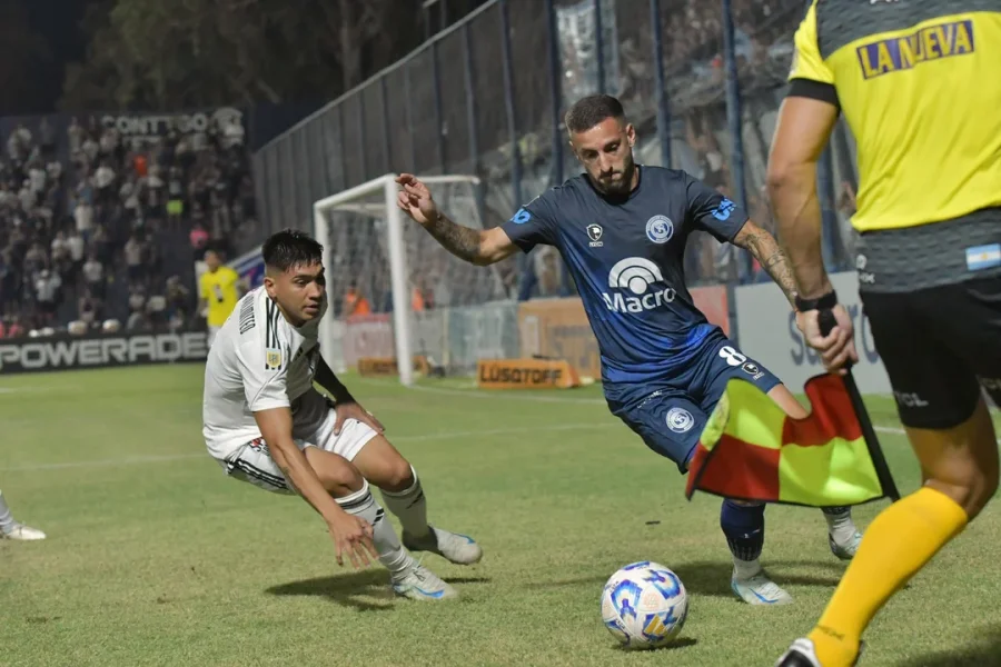 El volante Ezequiel Ham controla la pelota, cerca del c&oacute;rner,
