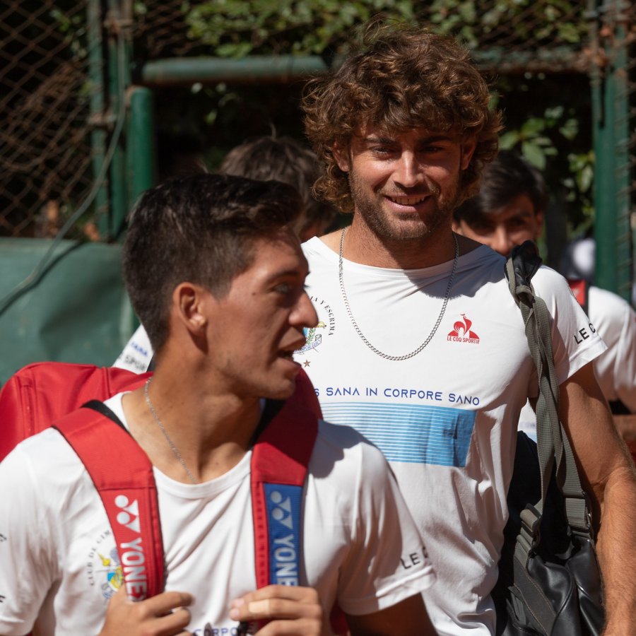 TORNEO DE FIGURAS. Ribero ingresando detr&aacute;s de Sebasti&aacute;n B&aacute;ez, uno de sus compa&ntilde;eros.