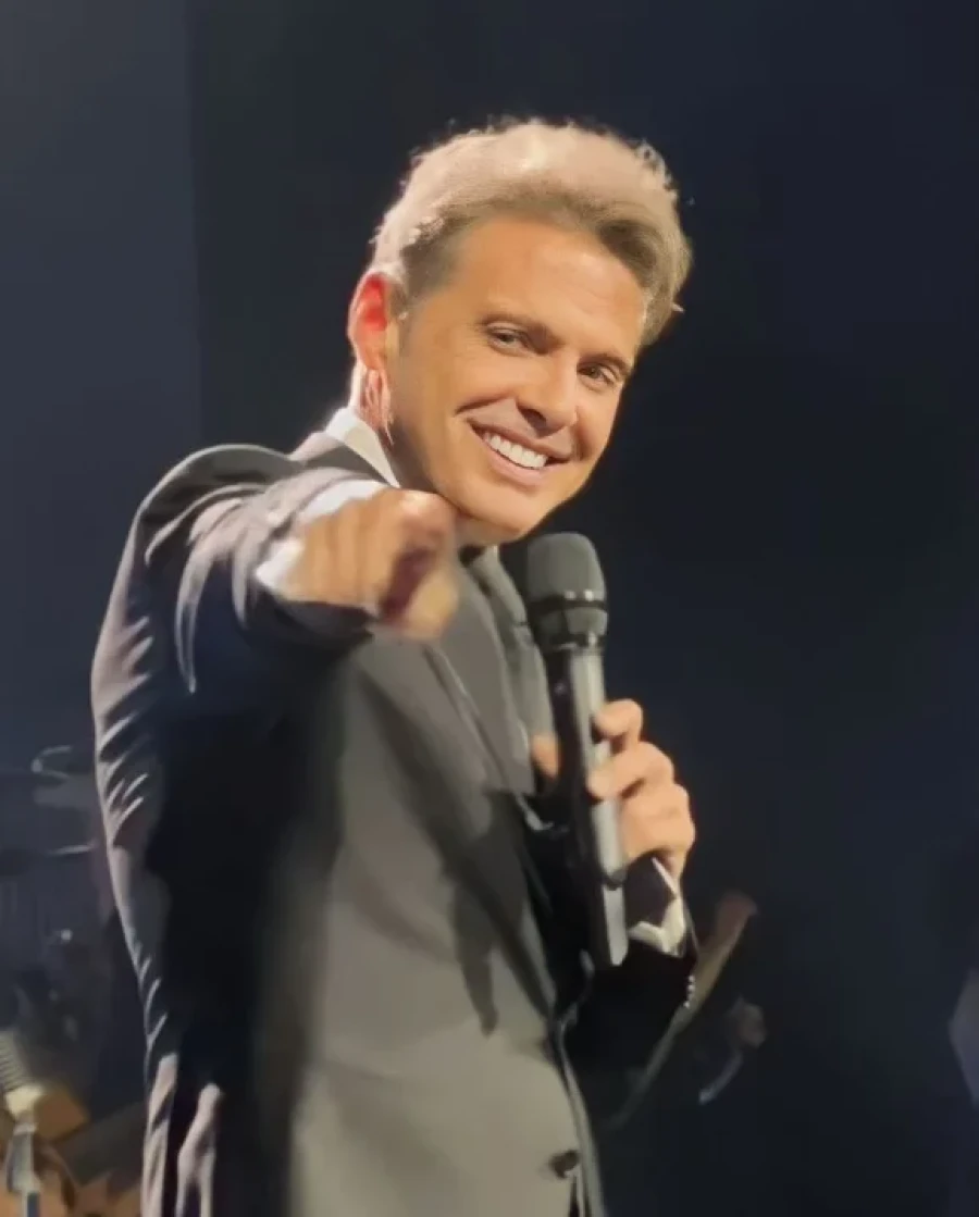 Luis Miguel salud&oacute; a fan&aacute;ticos a la salida de una parrilla en Puerto Madero.