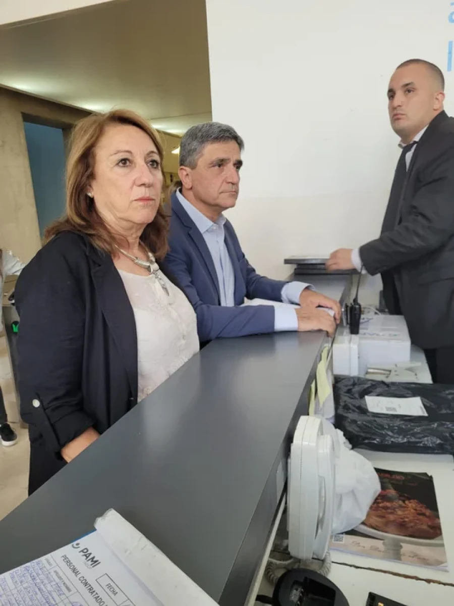 Pablo Yedlin y M&oacute;nica Fein en la sede del Pami.