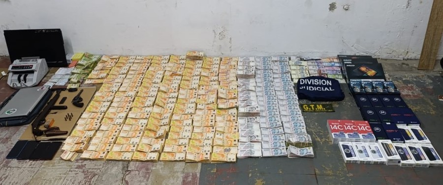 60 millones de pesos, alrededor de 4 millones en pesos colombianos, m&aacute;s de 200 mil pesos chilenos y poco m&aacute;s de 1500 d&oacute;lares, entre otros elementos.