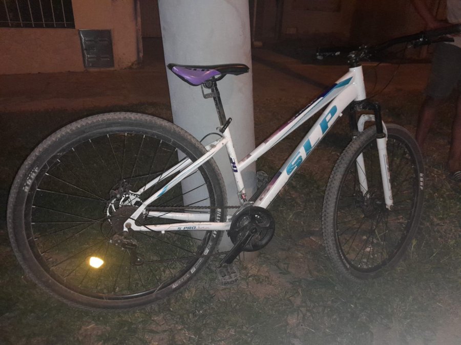 Una de las bicicletas SLP de color blanco incautadas por la GUR y la Polic&iacute;a.