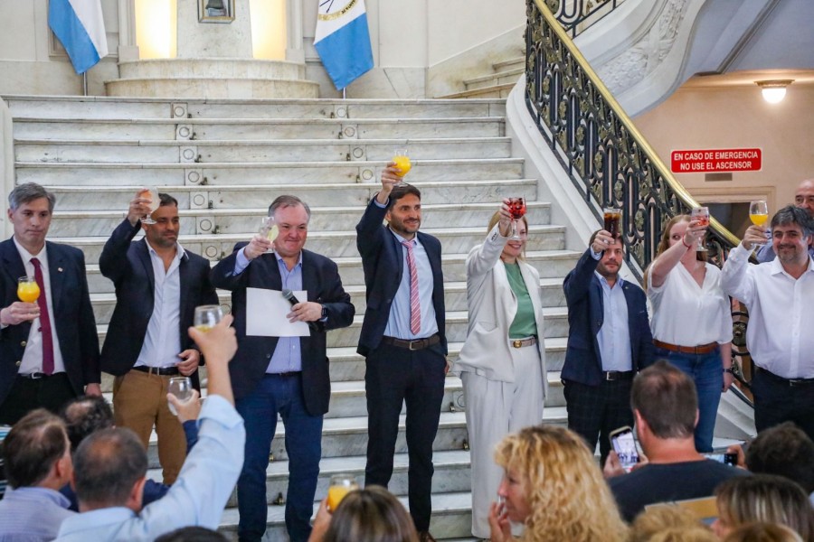 El mandatario santafesino estuvo acompa&ntilde;ado por miembros de su Gabinete.