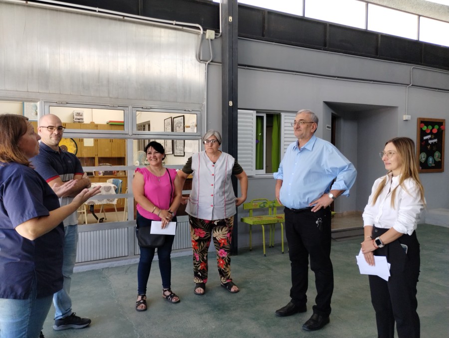 Los funcionarios recorriendo el edificio escolar.