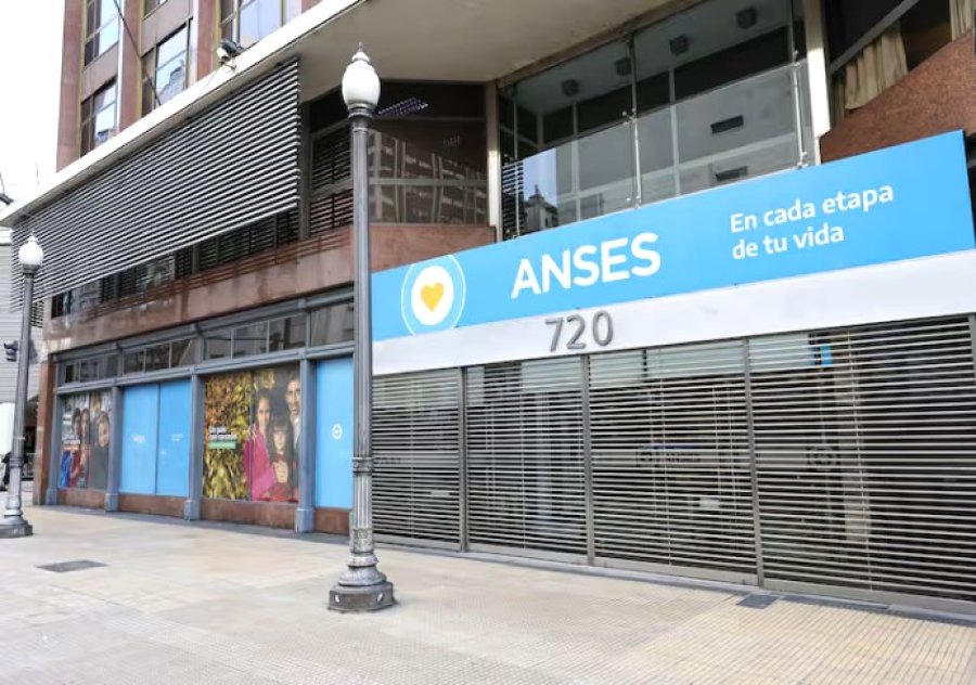 INGRESOS DE ANSES. Con el bono incluido, el menor ingreso de los jubilados y pensionados del r&eacute;gimen nacional ser&aacute; de $335.907 en bruto y de $327.930 en neto.