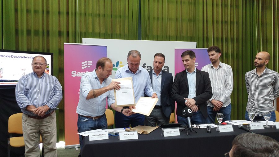 IMPORTANTE INVERSION. Viotti y Enrico, junto con autoridades locales, encabezaron el acto que se desarroll&oacute; este jueves en el palacio municipal.